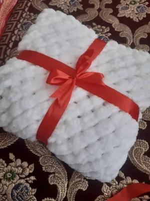 Плед, связанный вручную из пряжи Alize Puffy 1