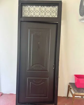Qutisi va yuqori oynasi bo‘lgan metall kirish eshigi 1
