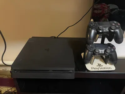 PlayStation 4 slim 1
