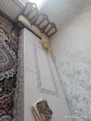 12 kishilik stol sotiladi holati yaxshi narxi 600