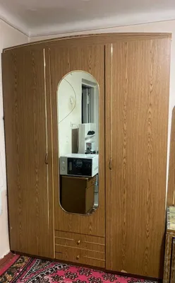 Продаются шкаф, каменное зеркало и две тумбочки 1