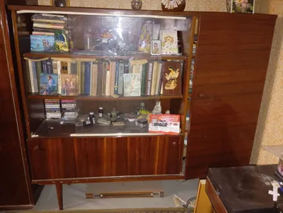 Продам сервант-книжный шкаф,цена 525т . 1