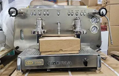 Кофемашина Faema E61 Jubilé, с 2 группами. Kofemashina Faema E61. 1