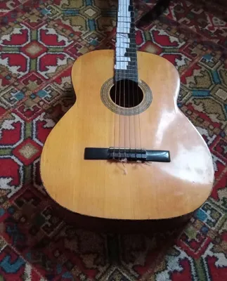 Chexoslovakiyadan keltirilgan eski gitara sotiladi 1