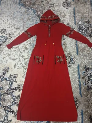 Длинное платье с капюшоном