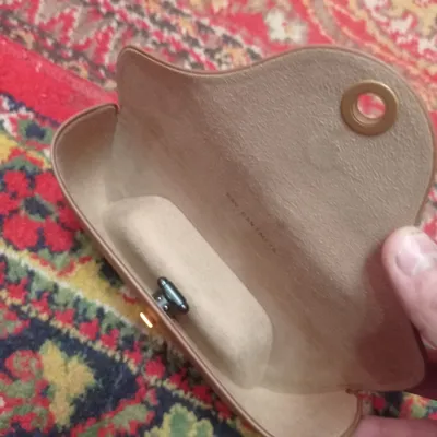 Ray ban ochki qutisi ishlashi zor zaryat oladi qarishniviy rangda zor 1