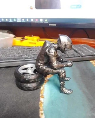 3D printerda tayyorlangan plastik mototsiklchi modeli 1