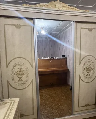 Классический шкаф с зеркальными, раздвижными дверцами