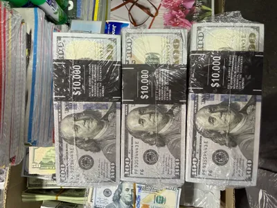 Bayramlar va kino uchun dollar kupyuralari 1