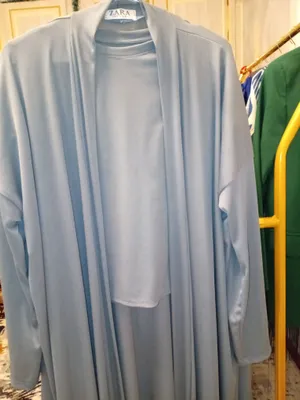 Abaya shalvar va fudbolkasi bilan 1