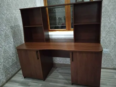 Компьютерный стол с надстройкой