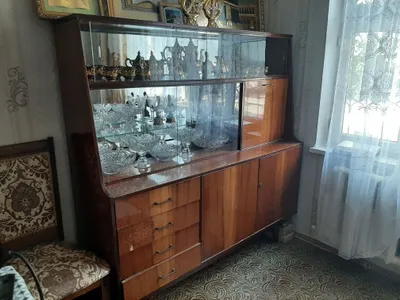 Продаётся сервант из красного дерева (СССР, 1980 г.) Продаётся сервант 1
