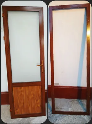 Akfa alyuminiy eshiklar. O‘lchami 210 sm × 74 sm.