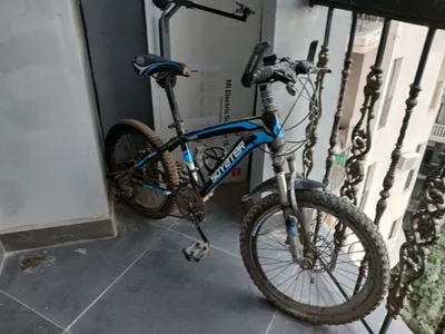 Ishlatilgan velosiped, uzoq vaqt minilmagan, balkonda turibdi
