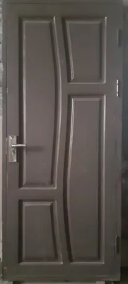 Дешёвая деревянная дверь.