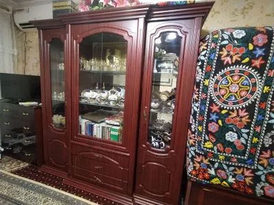 Yaxshi holatdagi mebel devori