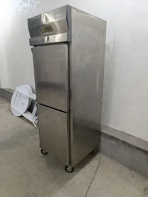 Sanoat muzlatgichini sotaman.