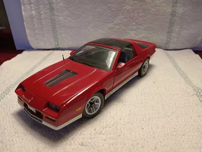 Коллекционная модель Chevrolet Camaro 1982 в масштабе 1:18 1