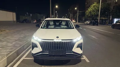 Dongfeng Aeolus Huge Mach gibrid yo‘lovchi elektromobili 1