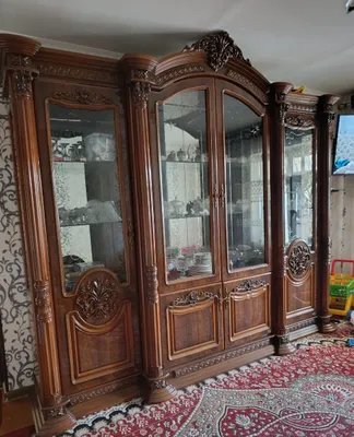 Yaxshi holatdagi mebel devori