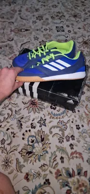 Adidas futzal oyoq kiyimlari. 1