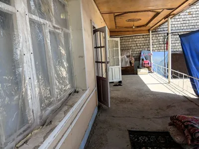 Uy yaxshi xolda 6 sotix 2 xona 1ta xamom bor gaz svet kochadan o‘tgan 1