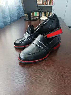 Laklangan ayollar tuflilari sotiladi. 1