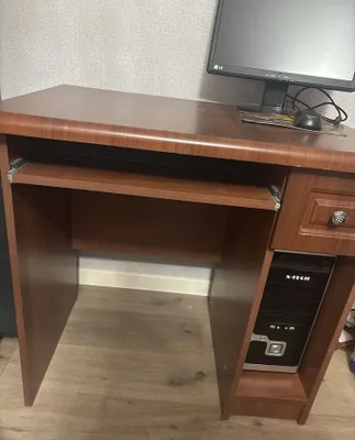 Yozuv va kompyuter stoli. 1