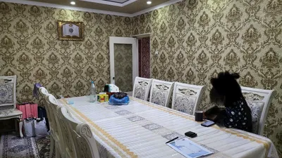 Стол и стулья на 10 человек, ореховые, вместе с ковром 3