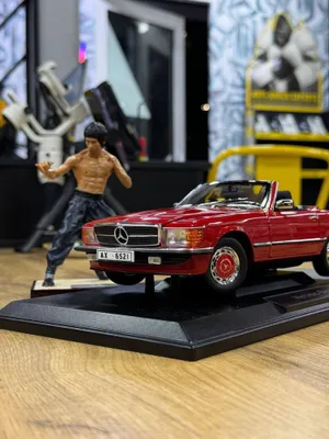 Коллекционная модель 1:18 bruce lee 1