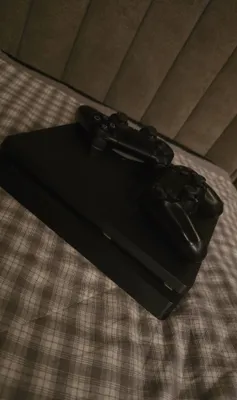 Ishlatilgan PlayStation 4 Slim sotiladi