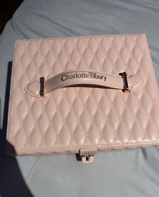 Кейс от Charlotte Tilbury 1