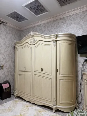 Итальянская мебель: шкаф, кровать, трюмо, 2 тумбы. 5