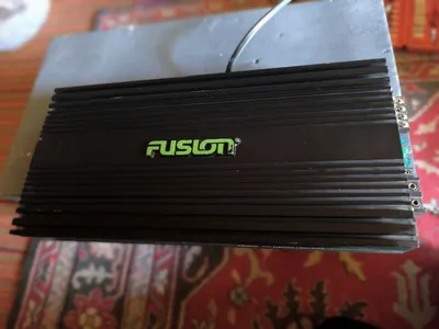 Fujitsu usilitel 4ta kanali kanaliga 120-140w nominal max emas normaln 1