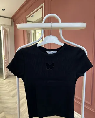 Черная футболка в рубчик H&M с бабочкой 1