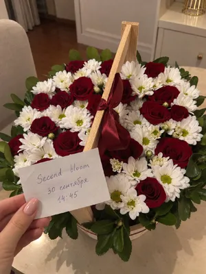 Свежая корзина роз и ромашек