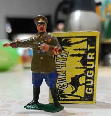 30-yillarga oid sovet generalini sotaman.