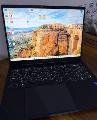 Ноутбук Asus с металлическим корпусом 1