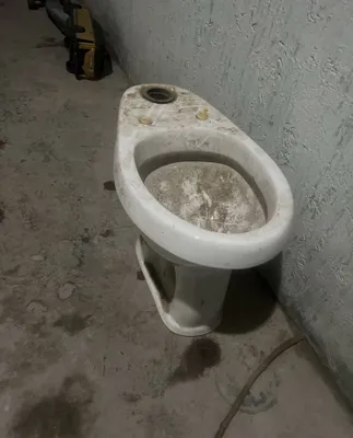 Срочно продаётся чугунный унитаз 1