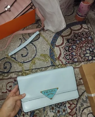 «Prada» deb nomlangan zumrad rangli sumkacha