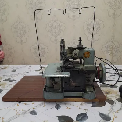 Продаётся оверлочная швейная машина 1