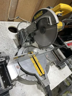 Продаётся оригинальная угловая пила Dewalt. 1