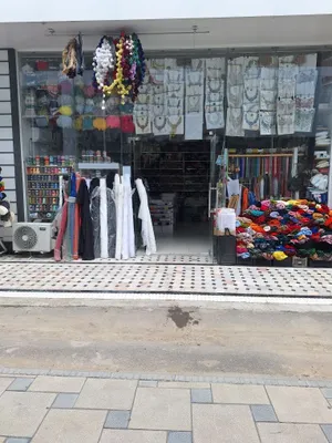 Guliston Yangi bozor Humoni yonida joylashgan magazin sotiladi