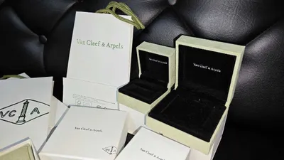 Van Cleef taqinchoqlari uchun brendli quticha sotiladi 1