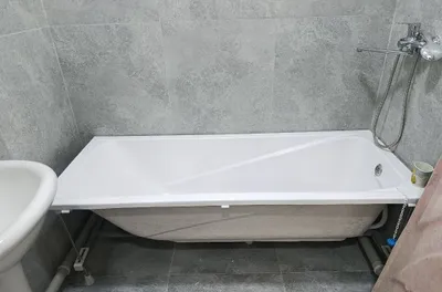 Karkas va oyoqchalari bilan yangi akril vanna sotiladi 1