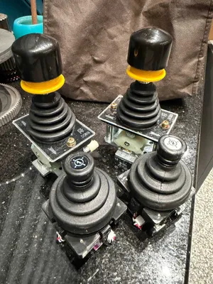 CS1 va LAY5 sanoat joystik-kalitlagichi 1