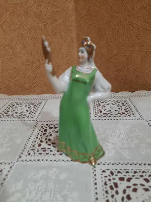 "O‘gay ona ko‘zgu bilan" chinni haykalchasi, 1955-yil. Haykaltarosh L. Klim 1