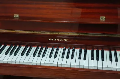 Qizil yog‘ochdan yasalgan Riga pianinosi 1
