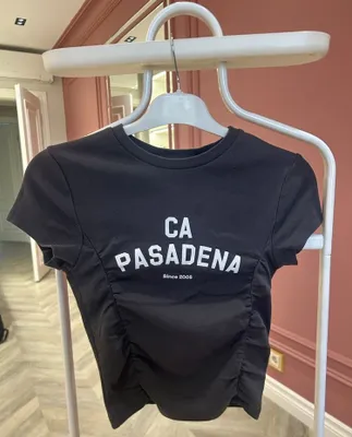 Темно-серая футболка Bershka «CA PASADENA» со сборками 1