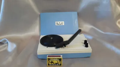 Retro o‘yinchoq — bolalar elektrofonı (plastinka pleyeri). 1